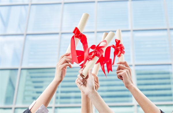 AI眼镜出货量大增 华为、小米等大厂商抢占AI眼镜千亿元级市场